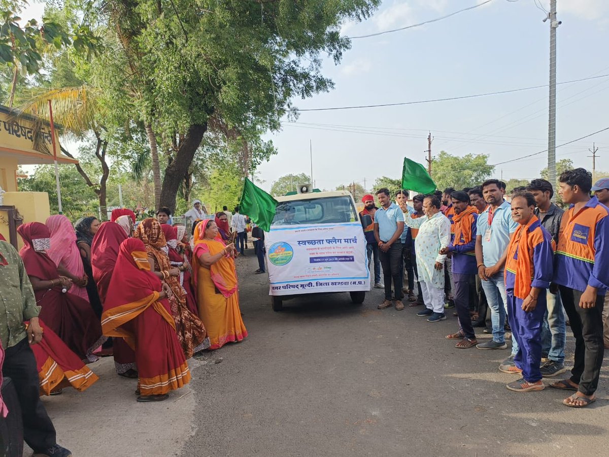 MundiNagar's tweet photo. मुख्यमंत्री शहरी स्वच्छता संकल्प महाअभियान के अंतर्गत स्वच्छता फ्लैग मार्च का आयोजन किया गया जिसे नगर परिषद् अध्यक्षा श्रीमती  ज्योतिबाला चंद्रमोहन जी राठौर द्वारा नप. कार्यालय से  हरी झंडी दिखा कर रवाना किया गया जो शहर के मुख्य मार्ग से निकला एवं स्वच्छता के लिए सन्देश दिया ! https://t.co/W5wkNRO5eE