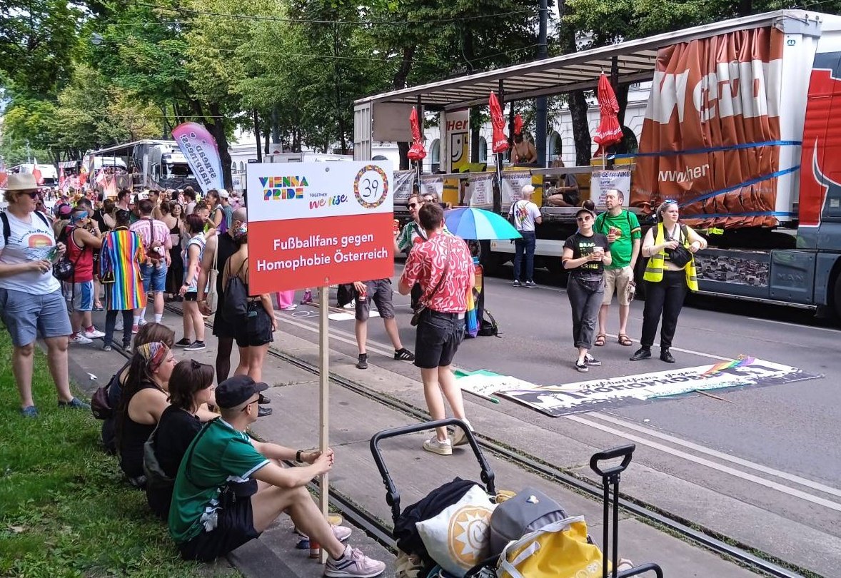 fairplayVIDC's tweet photo. We need #pride every day. Human Rights for all 🏳️🌈✊🏽#ViennaPride #FfgH #Fussballfans #GegenHomophobie @ViennaPride https://t.co/U66pJQMGZE