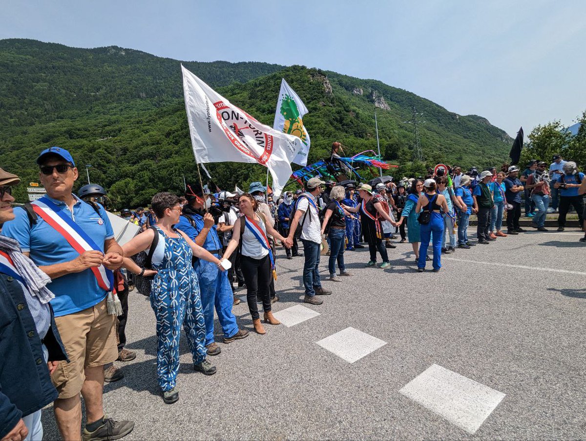 ElisaMartinGre's tweet image. Un soulèvement pacifiste et écologique face à Darmanin et Macron et leurs consignes répressives et d'une violence inouïe. Un droit de manifester empêché, les droits humains de nouveau bafoués.
#STOPLyonTurin #NOTAV