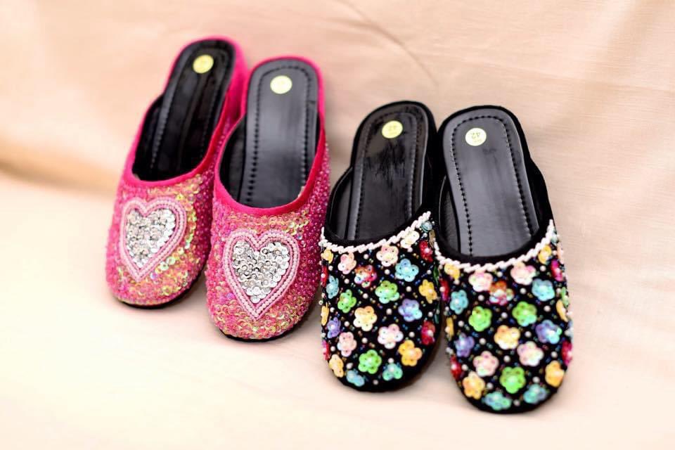 来週6/24(土)
またまた大橋に出店します。

今回は、LOITHE最大のヒット商品スパンコールスリッパを持って行きます。

フルサイズないものもありますが…どうぞご期待下さい。

住所：福岡市南区大橋1-3-18−2F

#ベトナム雑貨
#スパンコール
#ビーズ刺繍 
#刺繍バッグ
#スリッパ