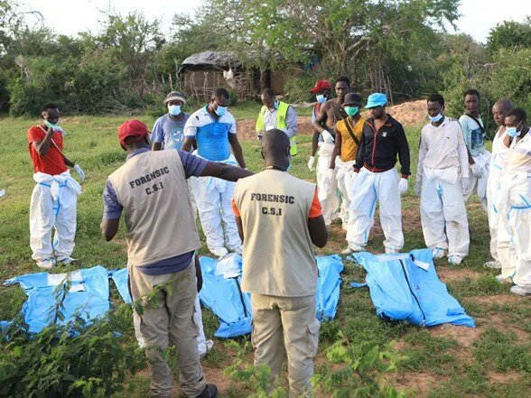 Kenya'da 'Açlıktan ölen cennete gidecek' diyen şeyhlerine inanan 303 mürid yaşamını yitirmiş.

Darısı bizdeki tarikatçıların başına...

 #BabaYüreğiDeğişmez