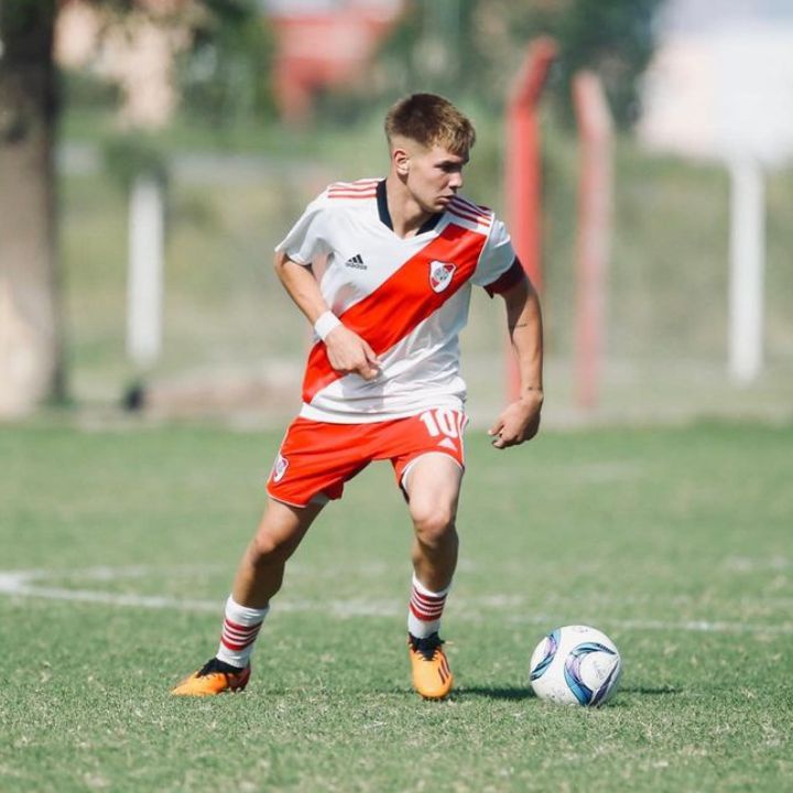 frabigol's tweet photo. Poco se habla de que River tiene en sus inferiores a Franco Mastantuono, en los ultimos 7 partidos, hizo CATORCE GOLES, SIENDO ENGANCHE, no tiene sentido lo CRACK que es, acuerdense del pibe, va a llegar muy lejos.

Otro producto de la mejor cantera de todo el continente. 🐔✍🏼 https://t.co/RADAg7WOTo