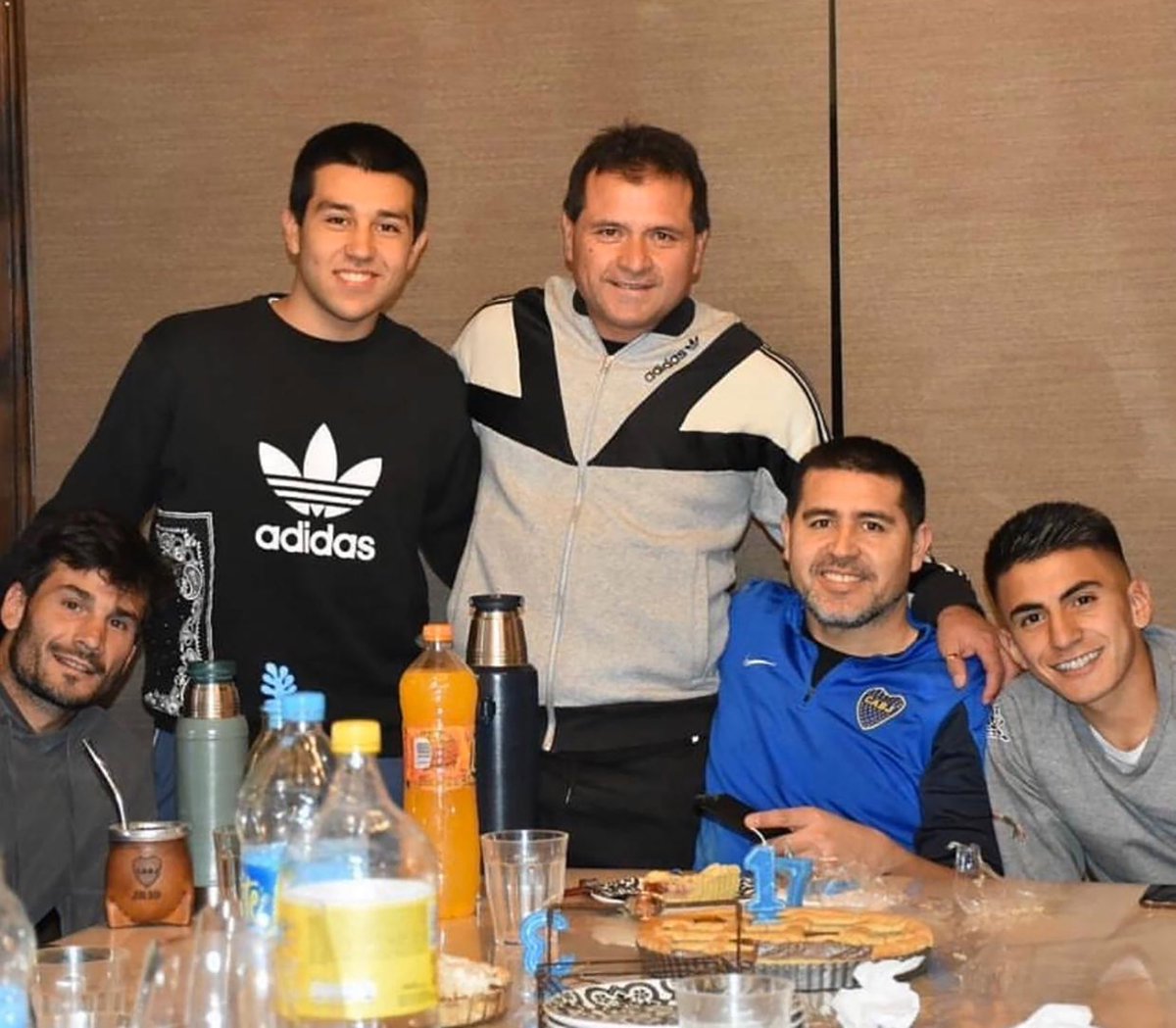 Almada compartió varios asados junto a Riquelme. En la foto acompañados por Agustín, Javi García y el Chelo Delgado.