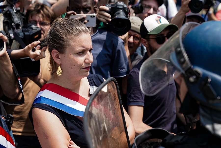 Dorelle__BB's tweet photo. Une élue dans 1 manifestation interdite! Une élue défiant les forces de l'ordre! J'ai honte de cette opposition ! Honte d'avoir de tels élus qui bafouent la République. Honte à vous @MathildePanot honte à la NUPES ! Vous n'êtes pas digne de cette écharpe. RENDEZ-LÀ #LyonTurin https://t.co/l1Gcr3JRkx