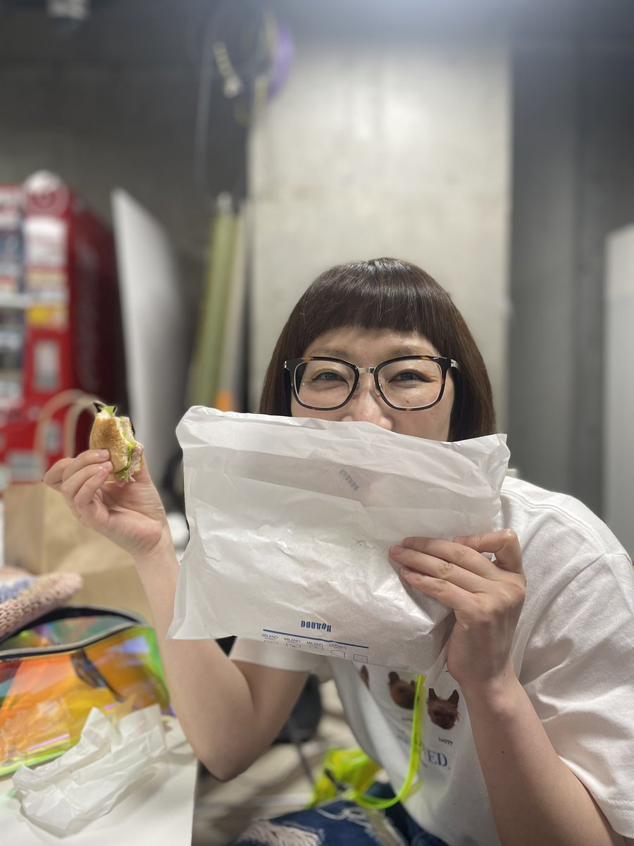 ワラムゲ2ステありがとうございました！

合間でまっつん姉さんにドトールのミラノサンドをご馳走に。今日はもうこれしか食べてません。ライブ終わりも禁酒成功。節制できて本当に嬉しいです！！！！ https://t.co/nwVu3cj0s1