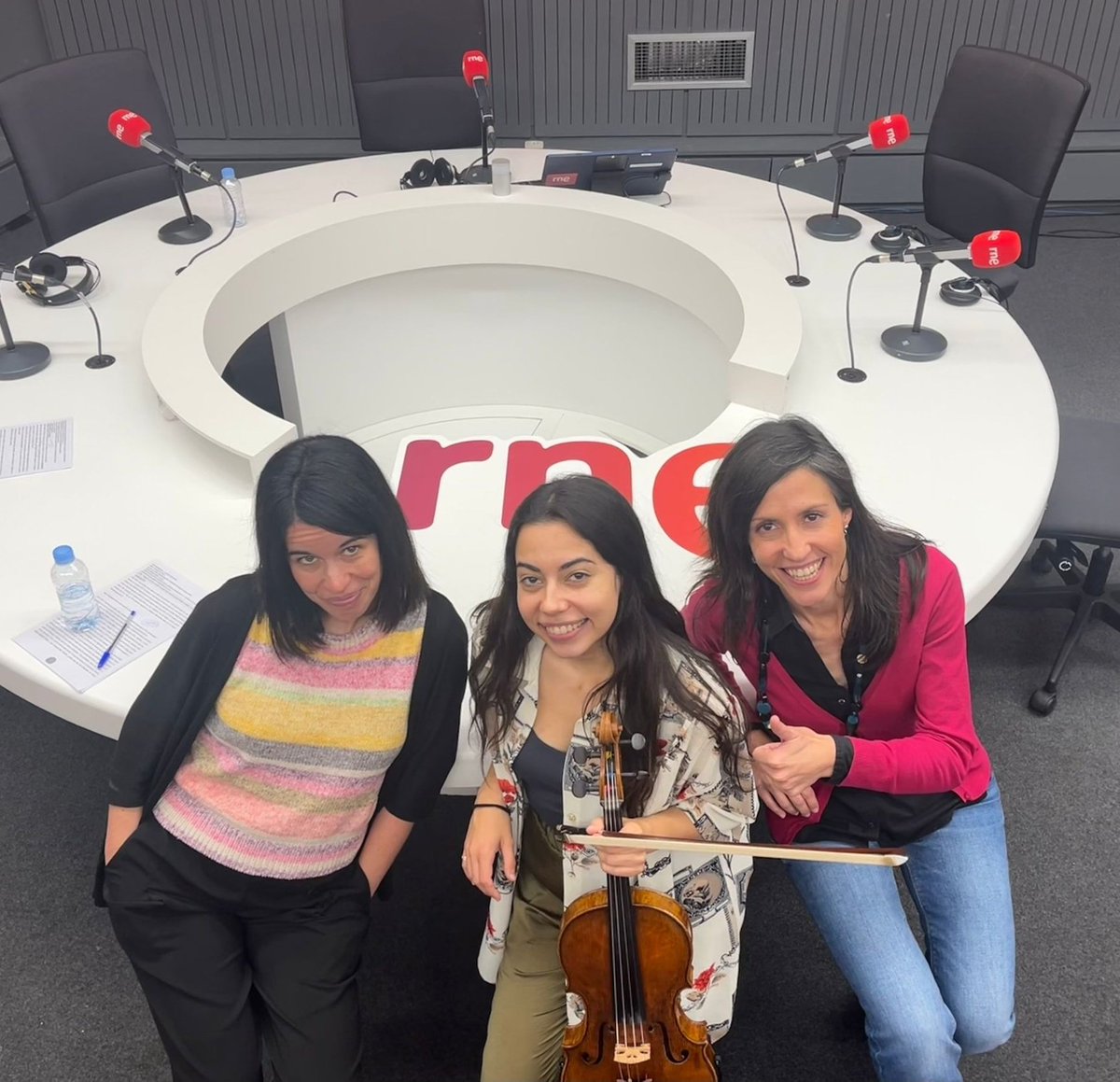🎉 Ya puedes escuchar y ver 👀 la actuación y entrevista que nos regaló la violista 🎻 Sara Ferrández <a href="/Ferrandez1Sara/">Sara Ferrández</a> para #Estudio206 🎙️ de #CaféZimmermann ☕ de <a href="/radioclasica/">Radio Clásica</a> 📻 con la 🎼"Suite n. 1 para cello" de #Bach.

👉🎧rtve.es/play/audios/ca…

👉📹rtve.es/play/audios/ca…
