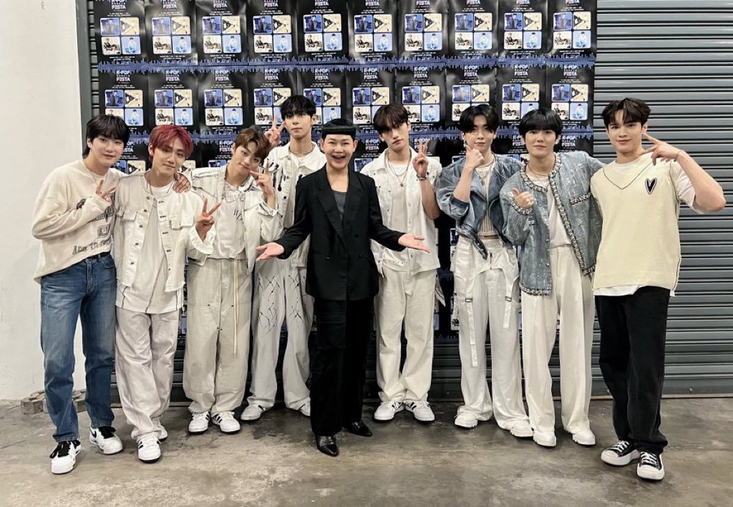 byoungmidam's tweet photo. why do they look like a full group already??? https://t.co/cYF68iv90f