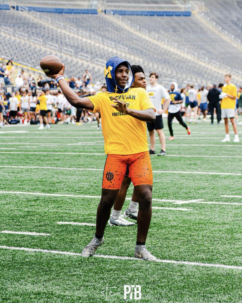 Had a great camp and visit at the university of Michigan this past week 💯 @UMichFootball @MacCorleone74 @ShedrickMckenz2 @amaddox9595 @DirtysouthMs