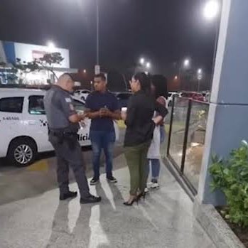 choquei's tweet photo. 🚨BRASIL: Casal negro é acusado de furtar air fryer nas Lojas Americanas, mesmo com nota em mãos em São Paulo. https://t.co/DOomA4Gfx7