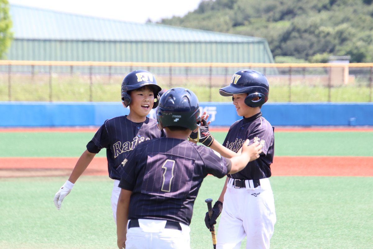 FRaijins's tweet photo. 2023.6.17
ジャンボ大会６回戦⚾
VS鹿島台ロイヤルファイターズさん。

過去の苦い記憶を払拭してくれるスーパープレイで応援隊長の声はガラガラ📣
父の日を前に14-1の大勝利をプレゼントしてくれました🎁

蕩けそうな暑さの中、最高の夢を見せてくれてありがとう🥹

あとふたつ。
まずひとつ。 https://t.co/c7spOnyamx