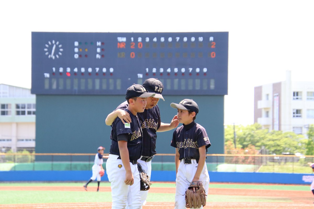 FRaijins's tweet photo. 2023.6.17
ジャンボ大会６回戦⚾
VS鹿島台ロイヤルファイターズさん。

過去の苦い記憶を払拭してくれるスーパープレイで応援隊長の声はガラガラ📣
父の日を前に14-1の大勝利をプレゼントしてくれました🎁

蕩けそうな暑さの中、最高の夢を見せてくれてありがとう🥹

あとふたつ。
まずひとつ。 https://t.co/c7spOnyamx