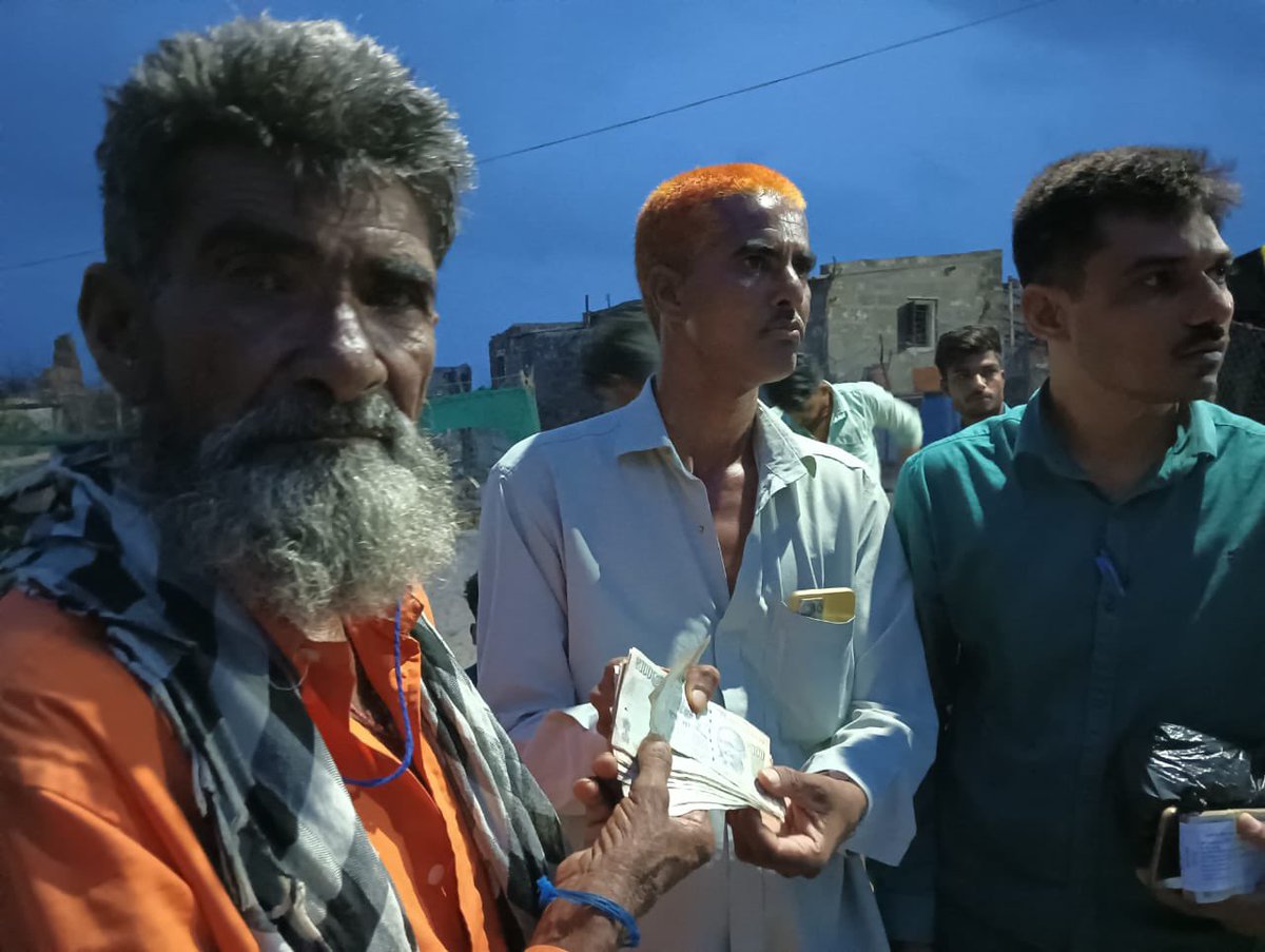 બિપોરજોય વાવાઝોડાના અન્વયે માંગરોળ તાલુકાના વિવિધ ગામોમાં ‘કેશ-ડોલ’નું વિતરણ શરુ કરવામાં આવ્યું. <a href="/CMOGuj/">CMO Gujarat</a> <a href="/AmitShah/">Amit Shah</a> <a href="/RaghavjiPatel/">Raghavji Patel</a> @MLAJagdish <a href="/collectorjunag/">Collector Junagadh</a> <a href="/InfoGujarat/">Gujarat Information</a> @JunagadhGog <a href="/revenuegujarat/">Revenue Dep. Gujarat</a> <a href="/GujPRHDept/">Panchayat, Rural Housing & Rural Dev. Department</a> <a href="/skumar_76/">Sandeep Kumar</a> <a href="/DDNewsGujarati/">DD News Gujarati</a>