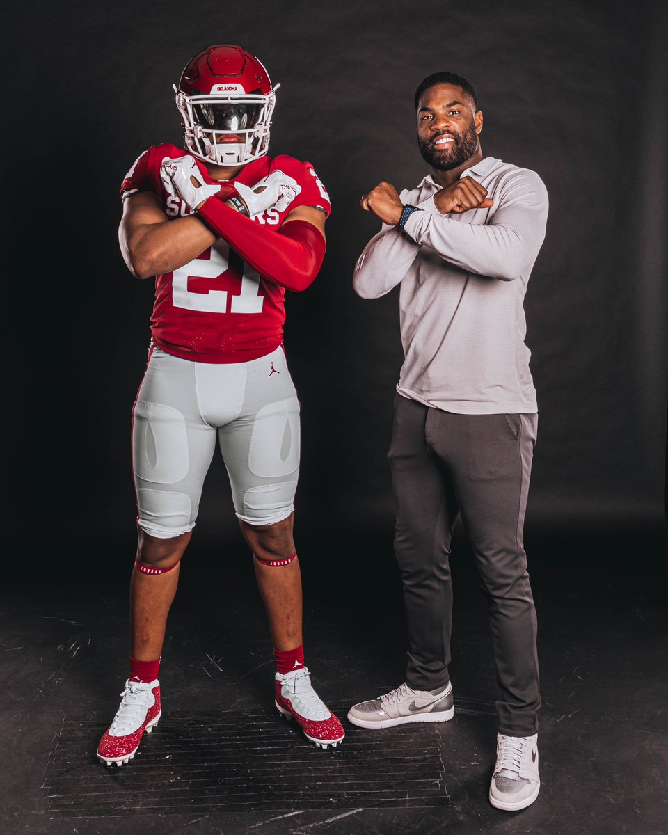 OUCrystalBall's tweet image. New #Sooners 247 Crystal Ball 

⭐⭐⭐ 2024 RB Xavier Robinson 
6'2” / 220
🏫 Carl Albert HS (Midwest City, OK) 
🎚️ 6 (Med)
✍️ By Collin Kennedy (@CKennedy247) 
🎤⬇️ Oklahoma Insider

247sports.com/Player/Xavier-…

🔗: @xavierrobinson0

#24K #GoldStandard 🔒🔴⚪