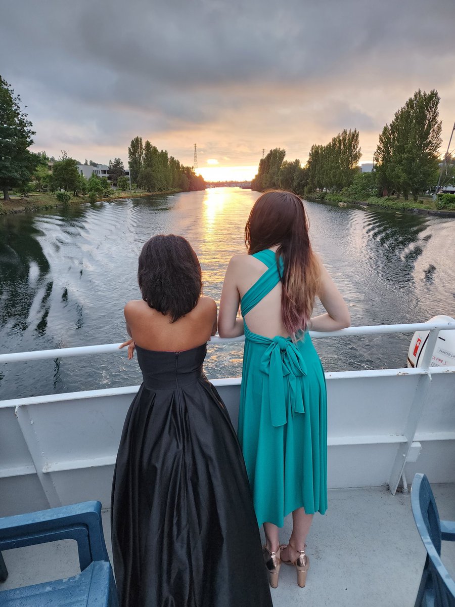 Ridgeline_MS's tweet photo. More pics from our 8th grade reward trip on an Argosy Cruise around Lake Washington. #STORMFamilyFun https://t.co/LvfYFDQrDv