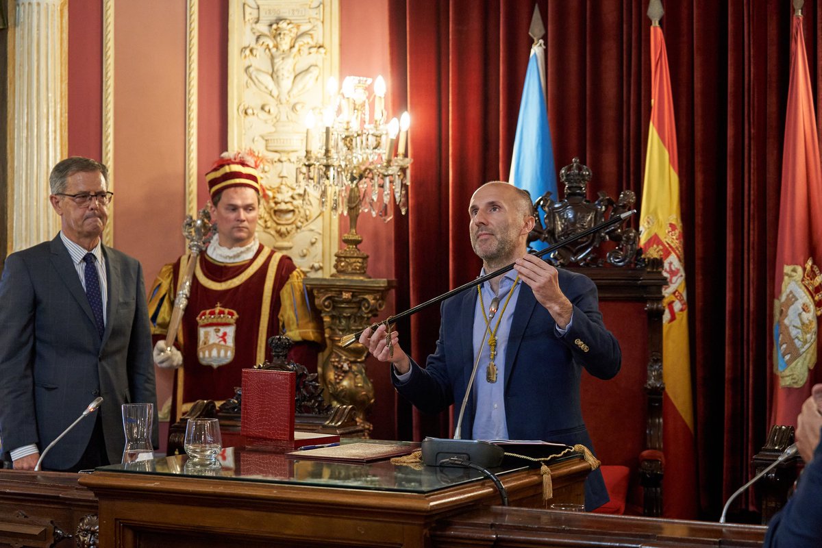 Gonzalo Pérez Jácome toma posesión da Alcaldía e inicia o seu segundo mandato á fronte do Concello de Ourense.
📰 ourense.gal/gl/actualidad/…