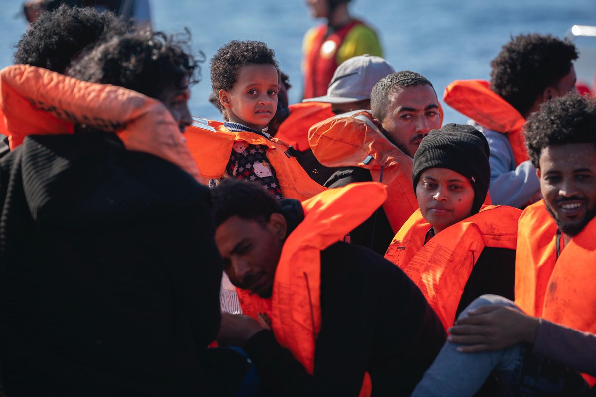 openarms_fund's tweet photo. 117 personas han sobrevivido al #Mediterráneo hoy. 
Una barca precaria e inestable, sobrecargada con decenas de mujeres, hombres, niños y niñas que huían de Sudán, Eritrea y Libia se habría convertido en una trampa mortal de no haber estado allí a tiempo. 

Hoy la vida prevalece en este mar que Europa ha convertido en el mayor cementerio del planeta.

#duelouniversal #openarms #openarmsrescue #cadavidacuenta 

📸 @joanmateuparra 💙

Ayúdanos a seguir. Te necesitamos.
https://t.co/zaFKxSVK8E