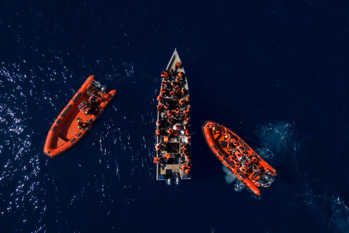 openarms_fund's tweet photo. 117 personas han sobrevivido al #Mediterráneo hoy. 
Una barca precaria e inestable, sobrecargada con decenas de mujeres, hombres, niños y niñas que huían de Sudán, Eritrea y Libia se habría convertido en una trampa mortal de no haber estado allí a tiempo. 

Hoy la vida prevalece en este mar que Europa ha convertido en el mayor cementerio del planeta.

#duelouniversal #openarms #openarmsrescue #cadavidacuenta 

📸 @joanmateuparra 💙

Ayúdanos a seguir. Te necesitamos.
https://t.co/zaFKxSVK8E