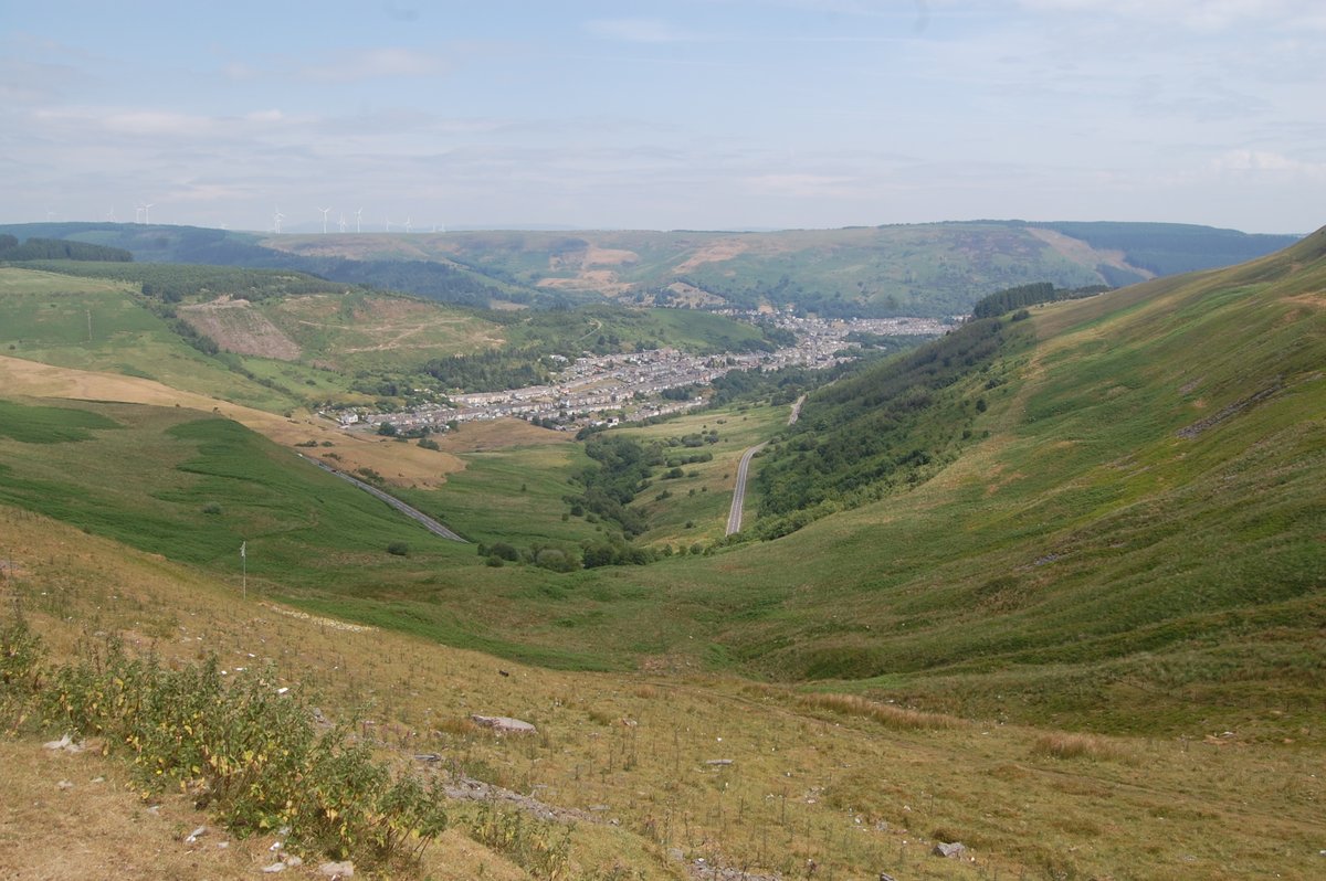 Before and after. An afternoon of painting and picnic on the Bwlch today.
Join us if you want to be actively involved in the future of Wales (or if you like a picnic in a beautiful setting 📷📷).
@YesBridgend 
@YesPontyclun 
@YesCymru 
#Annibyniaeth