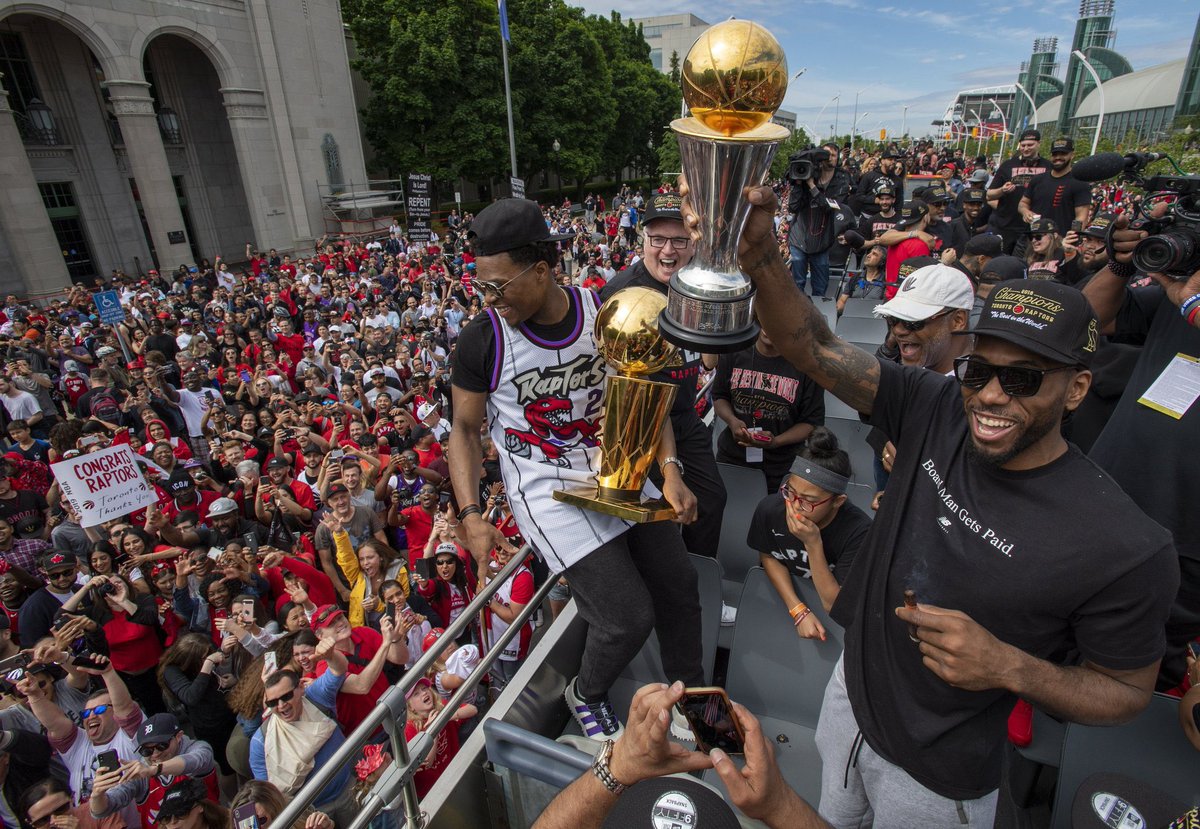 6ixbuzztv's tweet image. There will never be another championship parade similar to the Raptors in 2019.

People were lining up at 5 am, the entire city was shut down, almost 2 million people attended and the vibes were immaculate. 

#WeTheNorth