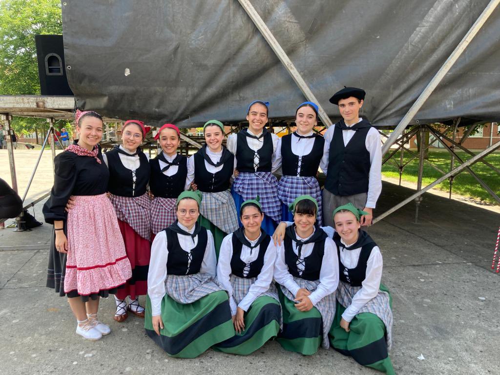 AlgaraDantza's tweet photo. Gaur goizean IbaiLakuako jaietan kurtsoari bukaera eman diogu. Gure txikiek urte osoko lana erakutsi eta oholtza gainean gozatu dute. Disfrutatu oporrak eta hurrengo ikasturtean ikusiko dugu elkar!

#Dantza #Kultura #euskalkultura #Folklorea #Araba #Gasteiz #Lakua #Algara https://t.co/TvrIxQdhoK