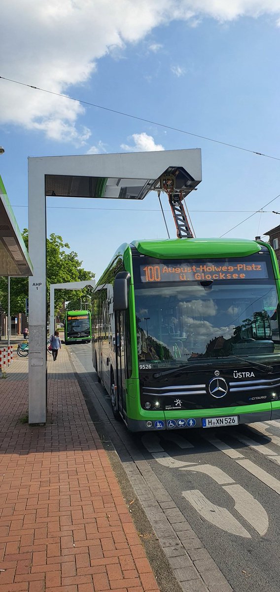 Unsere vollelektrischen Busse laden sich auf, während sie an der letzten Haltestelle warten #hannover #üstra #Deutschland #Germany #gvh