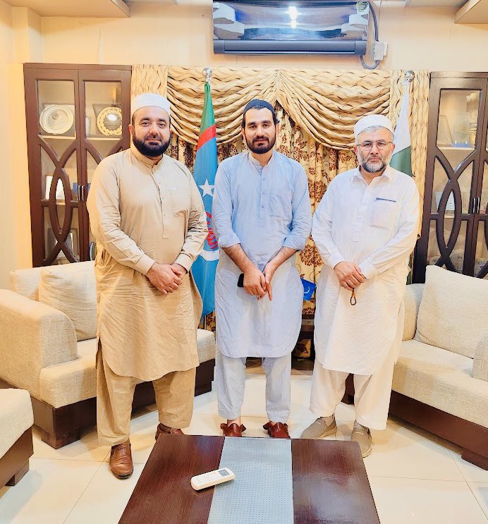 AbdulwasiPK61's tweet photo. مرکزی شوریٰ کے اجلاس کے دوران مرکز جمعیت @JamiatPK کا دورہ نہ ہو تو لاہور کا وزٹ مکمل نہیں ہوتا
محترم ناظم اعلیٰ @PresidentIJT  برادر شکیل احمد نے محبت بھری دعوت دی اور ارشدزمان بھائی کی معیت میں مرکز جمعیت کا دورہ کیا 
پرانی یادوں کو تازہ کیا عُزیر بھائی کی خدمت کا خصوصی شکریہ https://t.co/GD8gXLoMT2