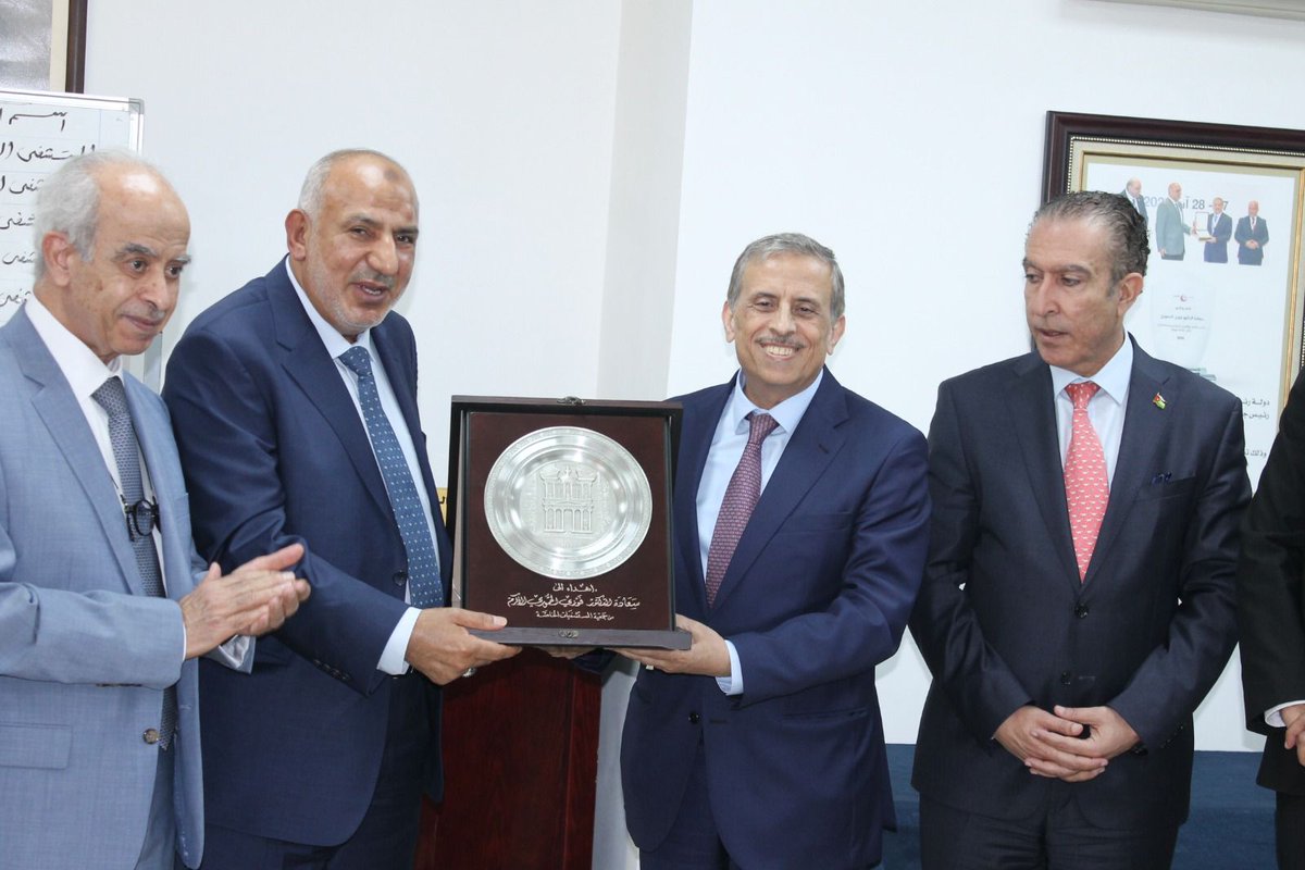 PHA_Jordan's tweet photo. خبرني نيوز | المصالحة يخلف الحموري في رئاسة جمعية المستشفيات الخاصة

عقدت #جمعية_المستشفيات_الخاصة  اجتماع الهيئة العامة العادي وذلك اليوم السبت الموافق 17/6/2023 في مقر الج��عية.

وترأس الاجتماع رئيس الجمعية #الدكتور_فوزي_الحموري الذي قدم تقريرا مفصلا عن أعمال الجمعية خلال السنة الماضية واستعرض أهم الانجازات التي حققتها الجمعية، وأعلن عن عدم ترشحه لمنصب رئيس الجمعية بعد ما يقارب 18 عاما قضاها في خدمة القطاع الصحي الاردني الخاص والعام وحرص على رفع اسم الاردن عاليا في مختلف المحافل الدولية، وتقدم بشكره وتقديره لجميع الزملاء مدراء المستشفيات الخاصة على ثقتهم به ودعمهم له ولزملائه أعضاء مجلس الادارة.
وأقر ال��ضور التقرير الإداري للجمعية والميزانية العمومية للسنة المالية المنتهية بتاريخ 31/ 12/ 2022، وإبراء ذمة مجلس الإدارة السابق وانتخاب مدقق حسابات.

وقام أعضاء الهيئة العامة بانتخاب مجلس إدارة جديد حيث تم انتخاب كل من المستشفيات التالية: مستشفى الإسراء، المستشفى التخصصي، مستشفى الأردن، المستشفى الإسلامي، مستشفى الاستقلال، مستشفى ماركا التخصصي ومستشفى السلام الكرك.

وتم توزيع المناصب بالتوافق بين أعضاء مجلس الإدارة، حيث تم اختيار #مدير_عام_مستشفى_الاسراء #الدكتور_نائل_المصالحة رئيسا للجمعية ومدير مستشفى الاستقلال السيد أحمد الأحمد نائبا للرئيس ومساعد مدير عام المستشفى التخصصي الدكتور رياض الشرقاوي أمينا للسر ومدير عام مستشفى ماركا التخصصي الدكتور باسل المشهراوي أمينا للصندوق.

وتم في نهاية الاجتماع تكريم الدكتور فوزي الحموري بدرع تذكاري من جمعية المستشفيات الخاصة تقديراً لما قدمه من عطاء كبير، حيث عبر الدكتور نائل زيدان المصالحة باسمه واسم مدراء المستشفيات عن تقديرهم لما قدمه الدكتور الحموري من جهود مضنية في خدمة الاردن أولا.. اقرأ في https://t.co/aZmb92J7Td