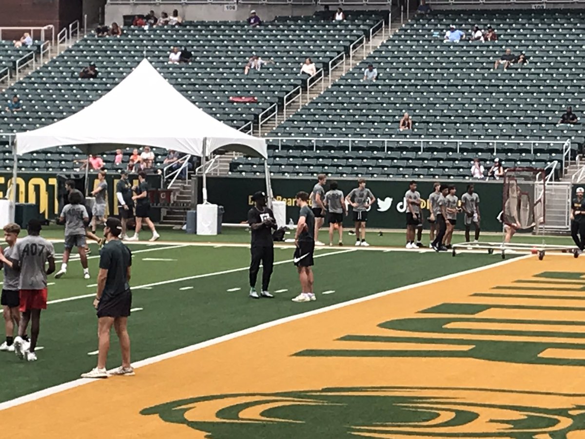 GrayGrundhoefer's tweet photo. #Baylor legend RG3 spending some time talking to current Baylor QB Sawyer Robertson at camp today. #SicEm https://t.co/sPr0jvC7FX