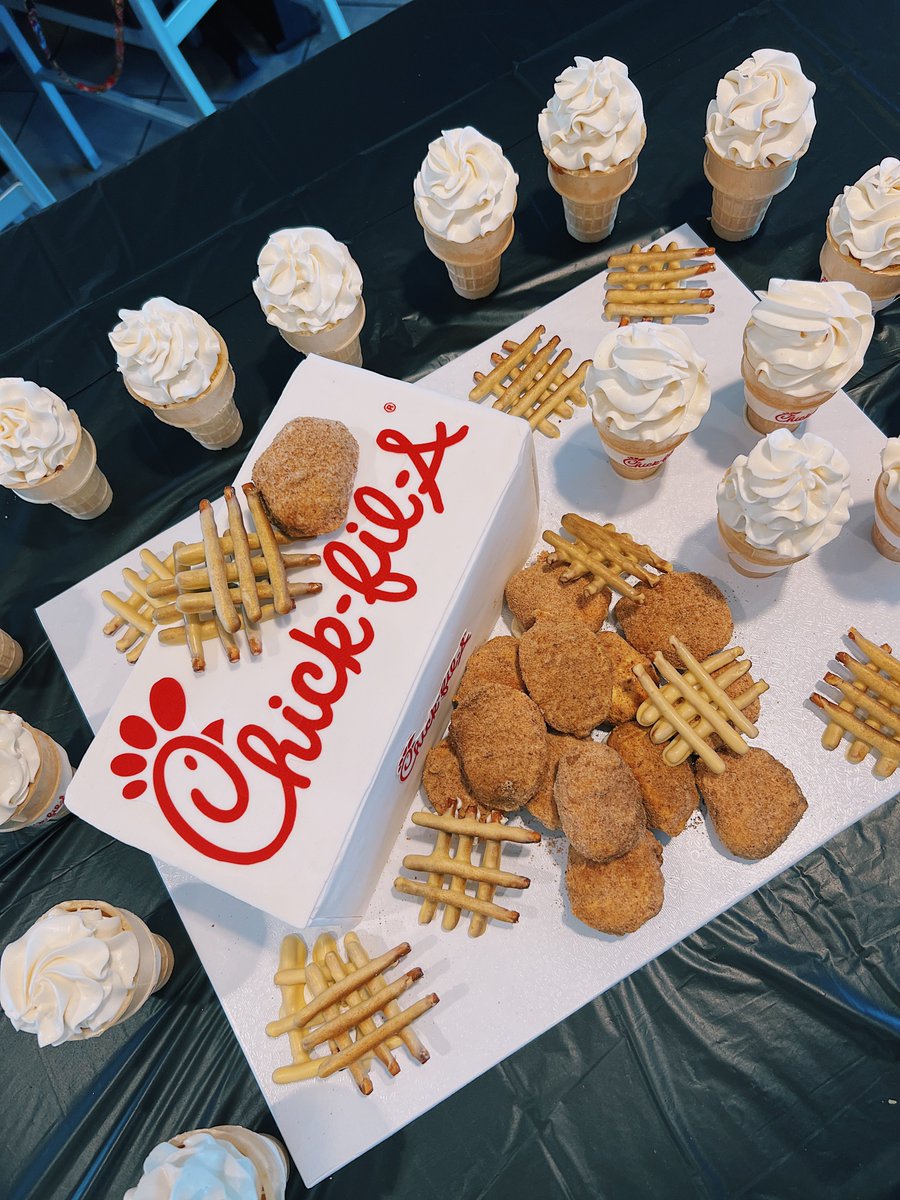 Did a cake for the Chick Fil A in Novi today💕

Box - vanilla cake w/swiss meringue 

Nuggets - Cake pops

Waffle fries- pretzels covered in chocolate