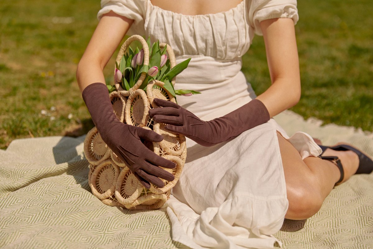 Francesca!

A pure cotton glove with 3 points. This brushed cotton material is both structured and soft. This longer length is perfect for short sleeve dresses and gives an elegant and formal look....
instagram.com/p/CtmIF20Ile-/