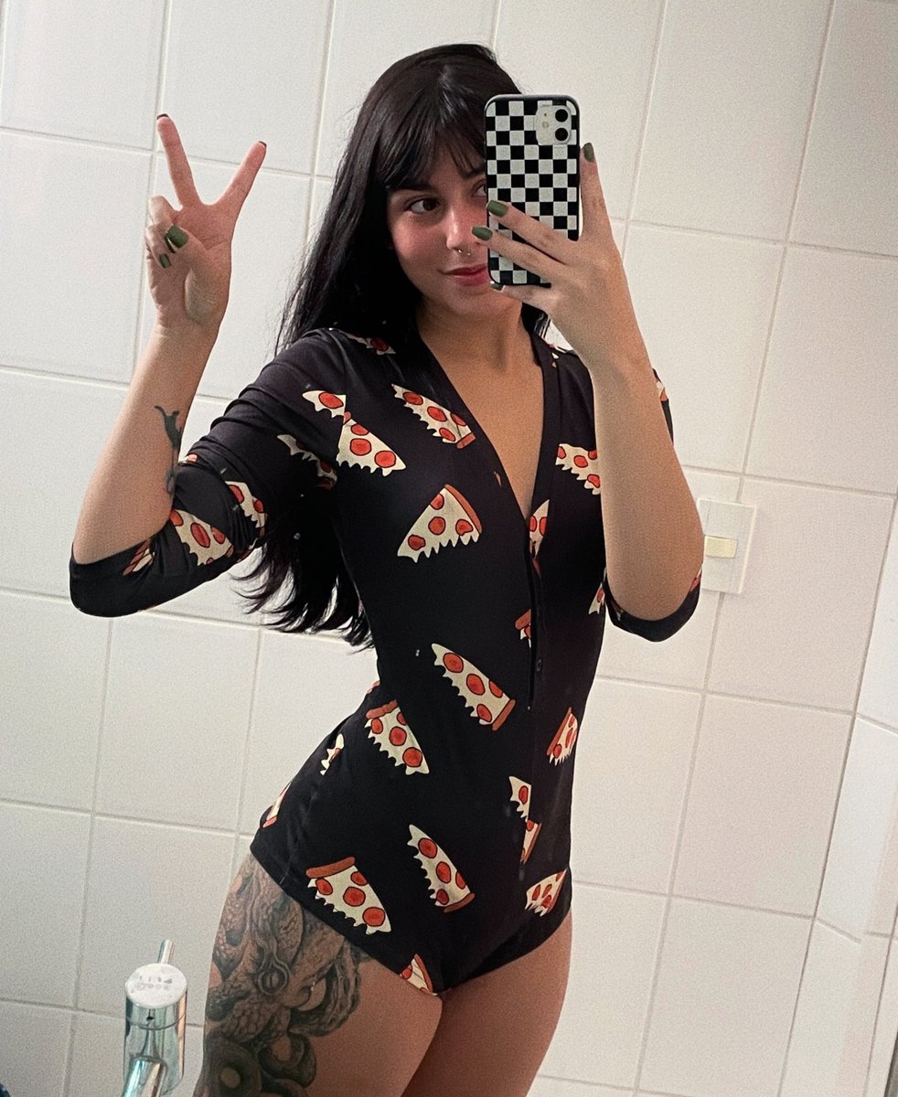 mo bonito esse pijama, mas pizza de pepperoni é ruinzão