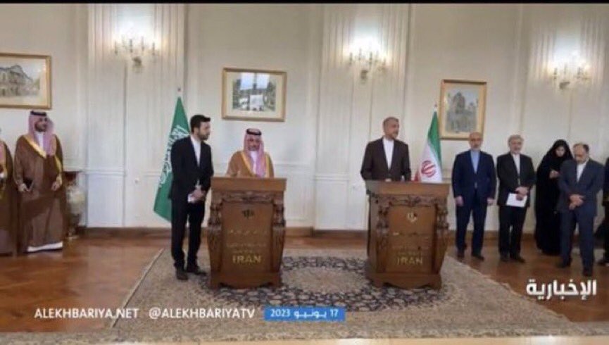 AAbdulsaeid's tweet photo. #إيران تبيع #قاسم_سليماني كرمى لعيون #السعودية ..

فريق المراسم بوزارة الخارجية السعودية رفض عقد المؤتمر الصحفي المشترك لوزيري خارجية إيران و السعودية في قاعة المؤتمرات الصحفية الشهيرة بوزارة الخارجية الإيرانية بطهران ، و طالب المسؤولين الإيرانيين بتغيير القاعة أو إزالة صورة المجرم قاسم سليماني ..

رضخ الأيارنة و غيروا القاعة على الفور و نقلوا الصحفيين إلى هناك .