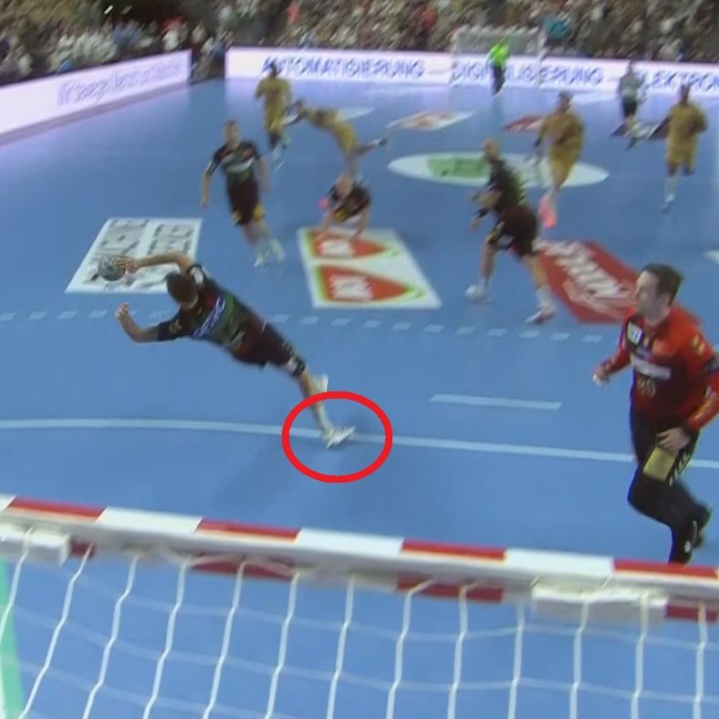 El jugador del Magdeburgo pisa el área cuando para el tiro a portería, era penalti a favor del Barça para ganar el partido a 3 segundos del Final. ROBO DESCOMUNAL‼️ #ehfcl #ehffinal4