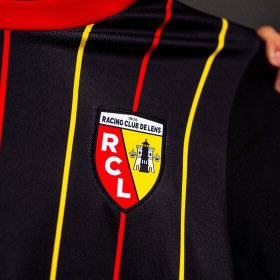 #Kitnews from France as the new 2023-24 @RCLens away kit made by @pumafootball has been officially unveiled. 👕

What do you think of it? 🤔 

📸 thekitman.co.uk/rc-lens-2023-2…

#RCLens #Puma #FIERDETRELENSOIS #VERSLESTERRILSETAUDELA