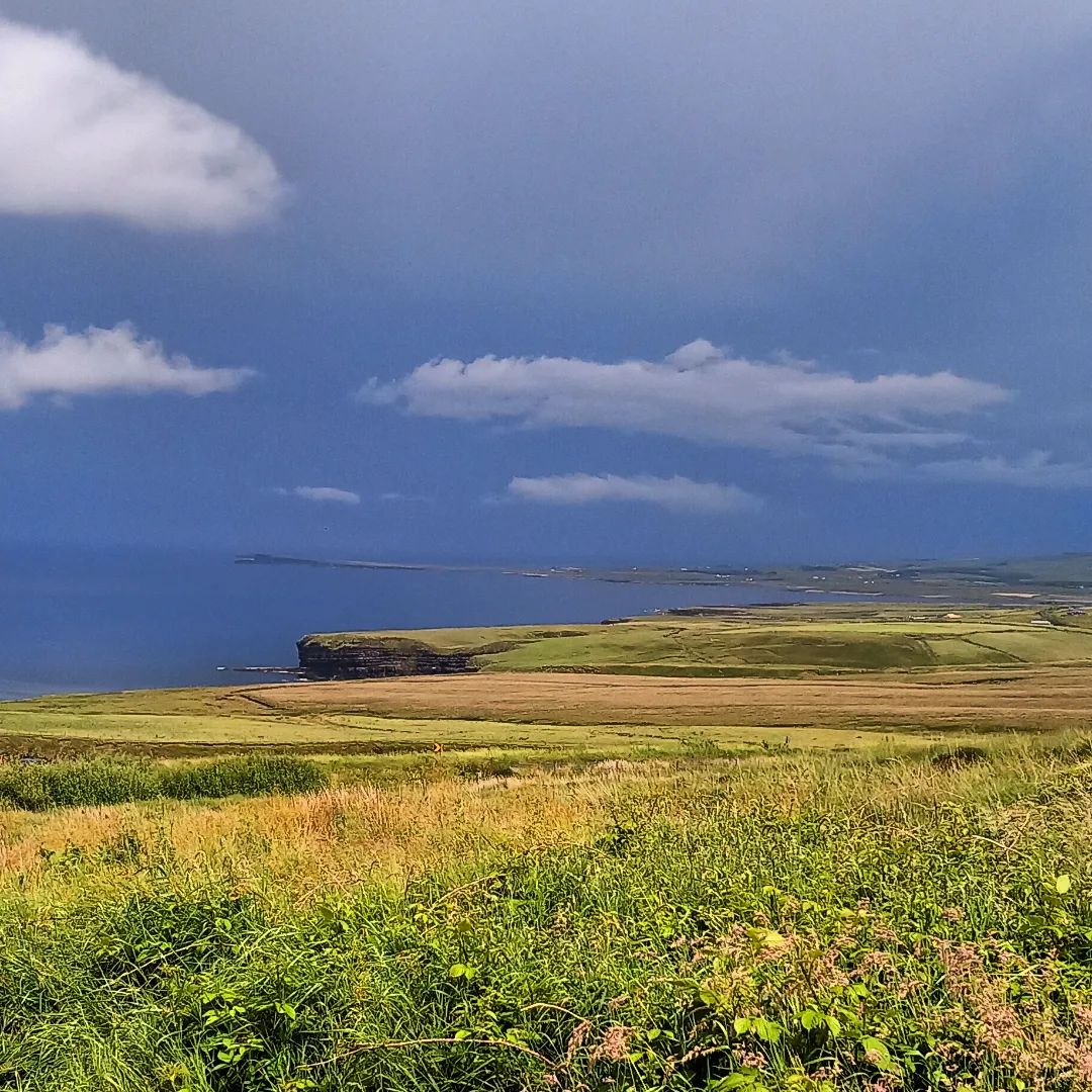 Dramatic thundery skies over Downpatrick Head as seen from Céide Fields today. 🌩
#NorthMayo #Ireland