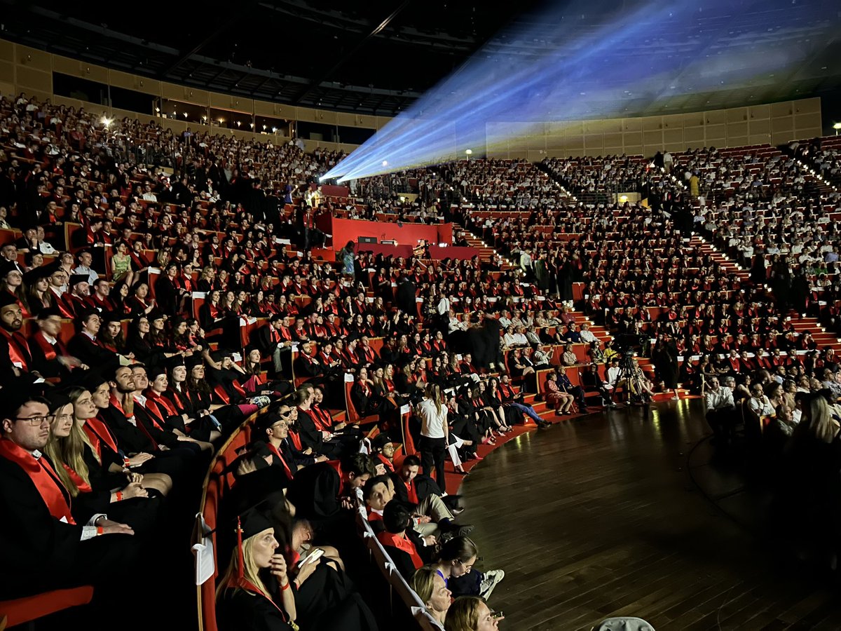 EMLYON's tweet photo. ✨Ouverture de la Cérémonie de remise des diplômes du Programme Grande École ! Bienvenue à toutes et tous. 👏 #emlyongraduate #promotion2022 https://t.co/m2NUgJnu62