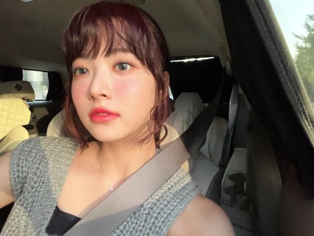 ienchae's tweet photo. Do you want to know how Gen Zs take selcas? 🥀 https://t.co/3IChIia93j