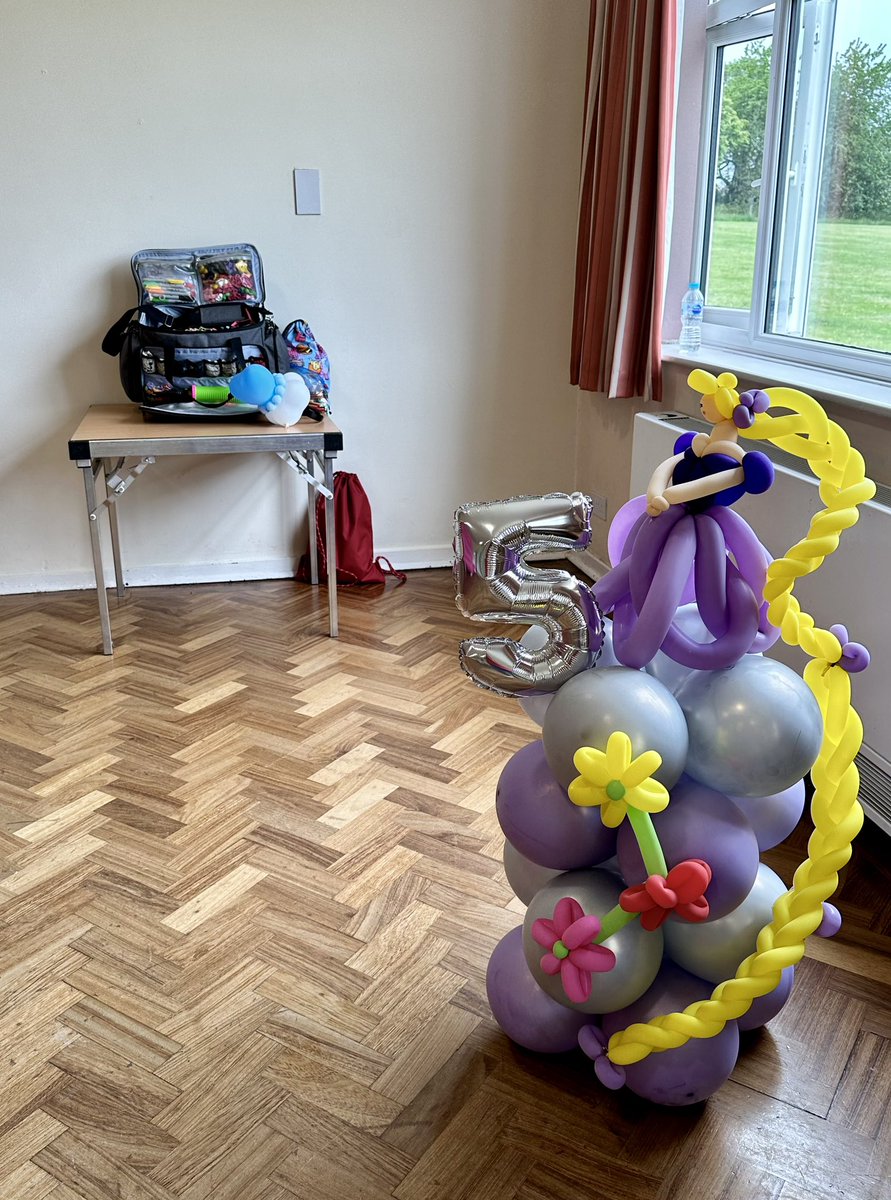 Balloon twisting today, for a fifth birthday party. If you would like us to do some balloon modelling at your party or event please contact us here or visit discodayz.co.uk 🎈#balloontwisting #kidsparties #STAFFORDSHIRE