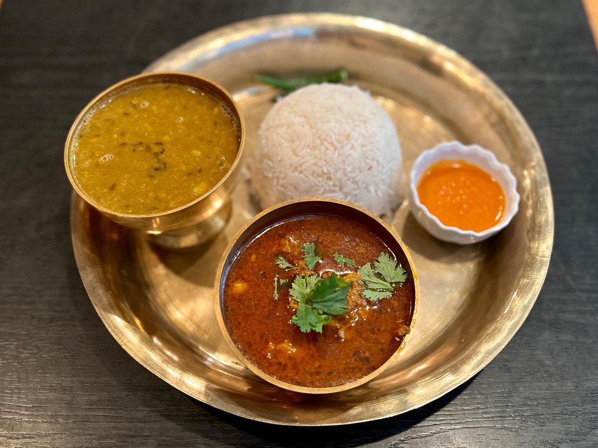 currytrip's tweet photo. 親鶏を使った現地感あるククラコマス（チキンカレー）のダルバート。骨がガッツリ付き、肉質がガチムチで、そこから濃い出汁がしみ出ている。ネパールで食べたローカル鶏のククラコマスと、肉質も味もかなり近い気がする。親鶏ククラコマスがレギュラーメニューとは、気合入ってる@板橋 スパイスラバー https://t.co/YLxVW6h6YI
