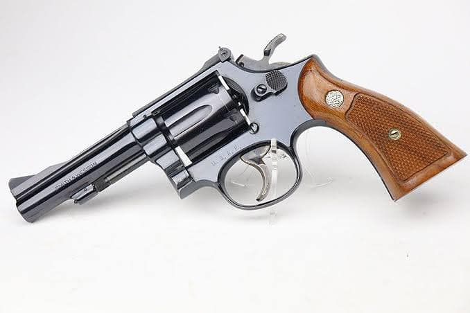 ReinaldoDMM's tweet photo. 🔵 Smith & Wesson

El revolver que solía usar Robin Olds era un Smith & Wesson modelo 15 del calibre .38 especial. 
Este modelo era muy popular dentro de la USAF hasta que llegó la Beretta M9.