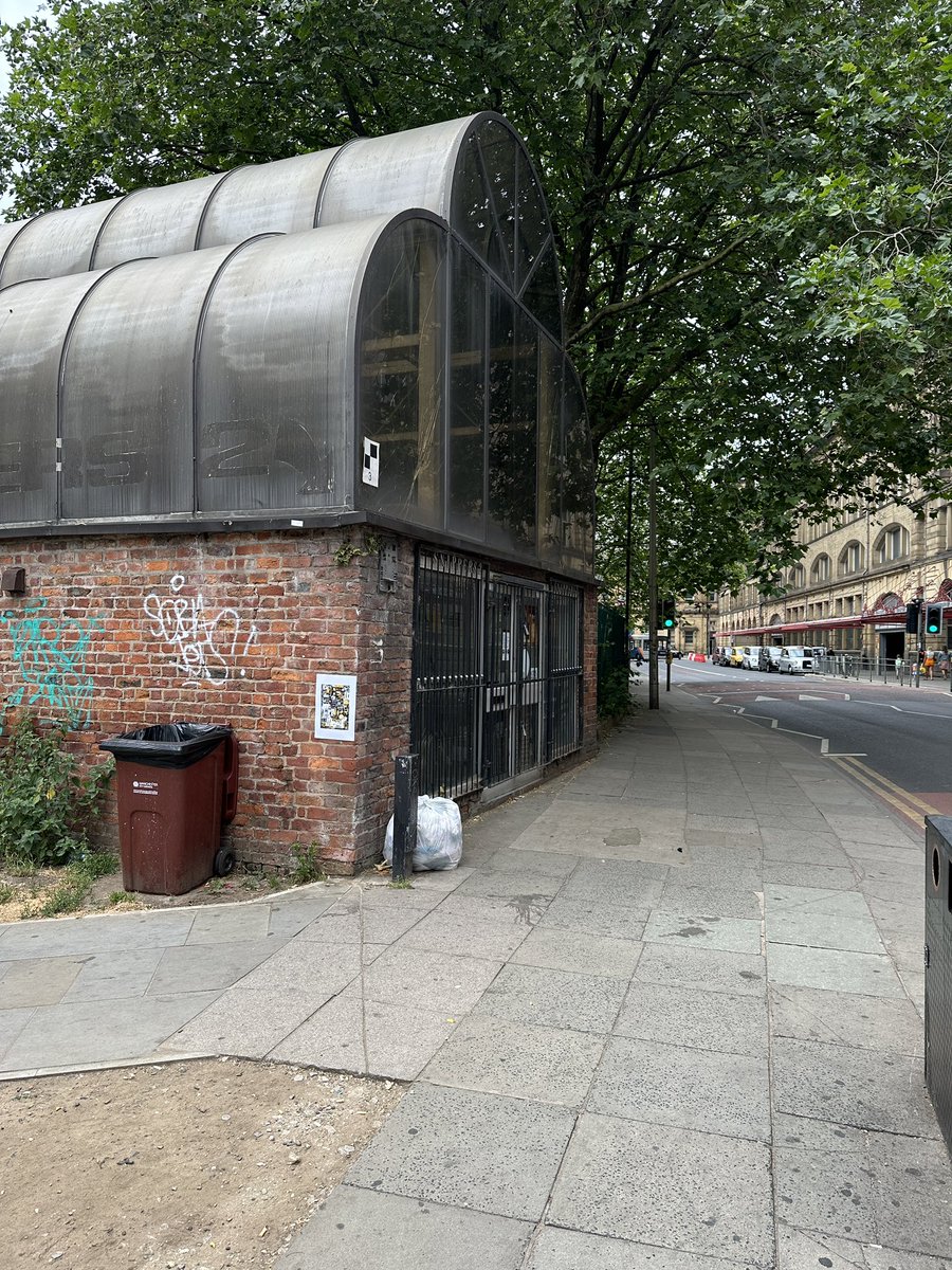 Victoria Station Canal Street #finderskeepers #screenprint #MANCHESTER 
Can someone bring this strange little building back to life? It has huge footfall.