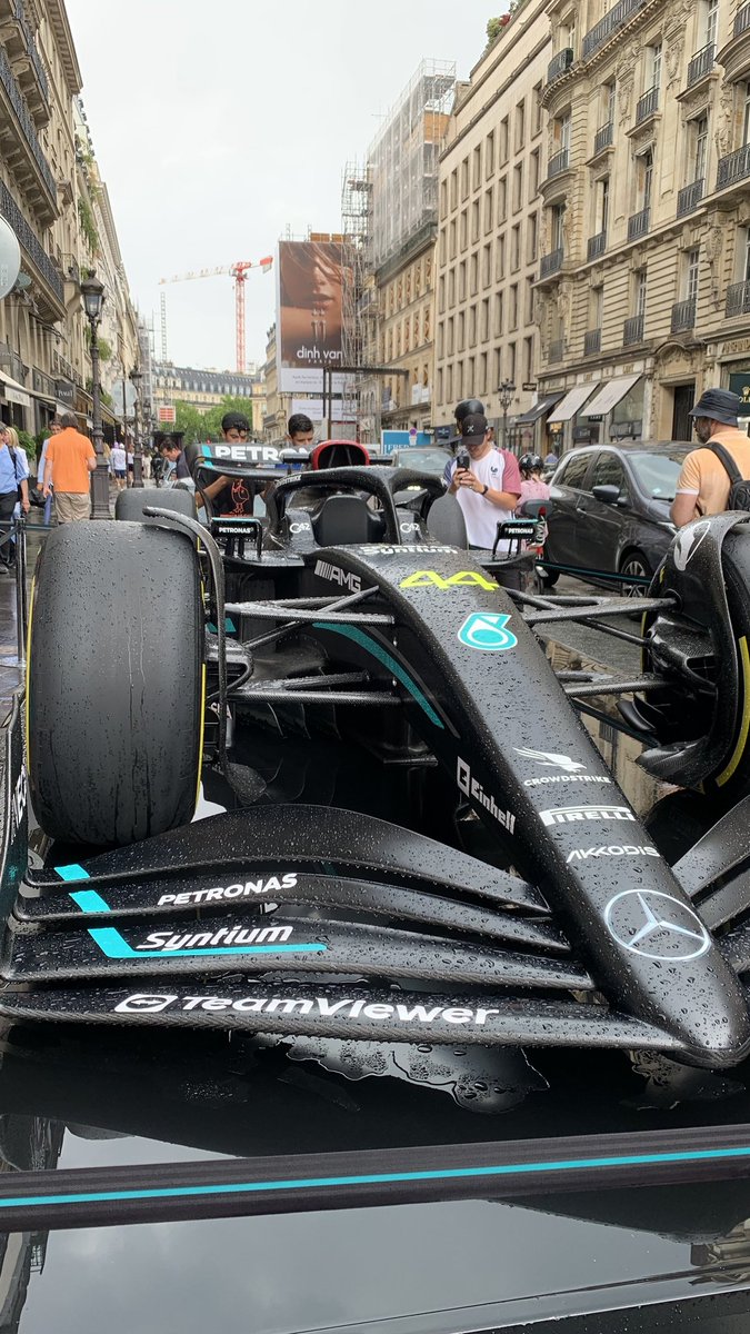 TearOffFR's tweet photo. Une Formule 1 dans les rues de Paris ? 🇫🇷

Oui c'est possible grâce à Mercedes ! 😍

La monoplace 2023 de Lewis Hamilton (sans pontons) est exposée jusque demain 18h00 devant la boutique IWC, sponsor de Mercedes, Rue de la paix, Place-Vendôme ! 📍

(📸 @OffTrack_FR / #F1 ) https://t.co/d6NL7TJXMn