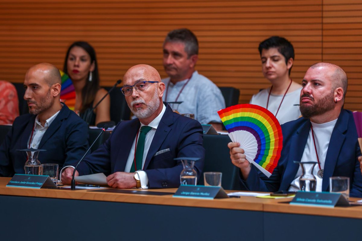 EL PERIÓDICO L’Hospitalet (@elperiodicolh) on Twitter photo 📷🌈 Los concejales <a href="/coquegarcia/">Coque 🏳️🌈🇪🇭🇦🇲🇵🇸</a> (<a href="/esquerraLH/">Esquerra Republicana de l'Hospitalet</a>) y <a href="/LauAlza/">Laura Alzamora</a> (<a href="/LHEnComuPodem/">L'Hospitalet En Comú Podem</a>) se refrescan con un abanico con la bandera arcoíris junto al líder local de <a href="/VOXLHospitalet/">VOX L'Hospitalet de Llobregat</a>, <a href="/Pacglez1/">Francisco J. González</a>, durante el Pleno de constitución del Ayuntamiento de #LHospitalet
elperiodi.co/wgsar5 📷🌈 Los concejales <a href="/coquegarcia/">Coque 🏳️🌈🇪🇭🇦🇲🇵🇸</a> (<a href="/esquerraLH/">Esquerra Republicana de l'Hospitalet</a>) y <a href="/LauAlza/">Laura Alzamora</a> (<a href="/LHEnComuPodem/">L'Hospitalet En Comú Podem</a>) se refrescan con un abanico con la bandera arcoíris junto al líder local de <a href="/VOXLHospitalet/">VOX L'Hospitalet de Llobregat</a>, <a href="/Pacglez1/">Francisco J. González</a>, durante el Pleno de constitución del Ayuntamiento de #LHospitalet
elperiodi.co/wgsar5