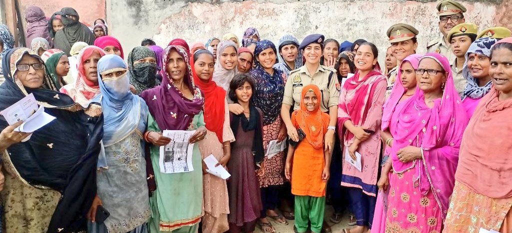 ipsanukriti14's tweet photo. Muskurahatein ЁЯе░ЁЯМ╕ It's refreshing to be with them, to hear them and letting them know how powerful they are ..#MissionShakti #policemyfriend @Uppolice @bulandshahrpol https://t.co/DtlAophcIU