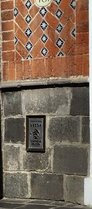 Anoche se robaron nuestro buzón. Es antiguo y le tenemos mucho aprecio, pues lo rescatamos de una demolición. Si lo ves por ahí por favor no dejes de avisarnos. Nuestra fachada se ve muy mal sin él.