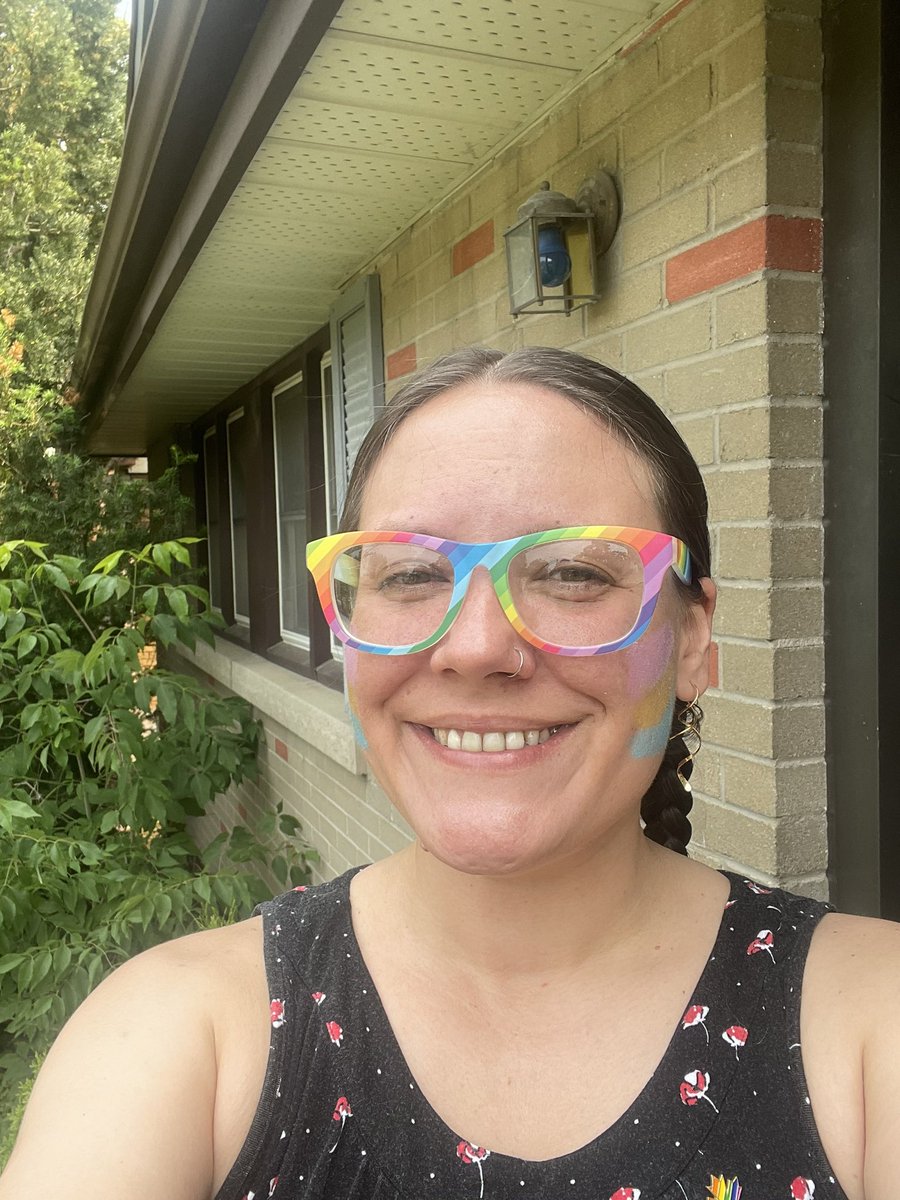 RobinMTippett's tweet photo. Feelin’ queer, might go to a parade later idk https://t.co/zHKxPikYv1