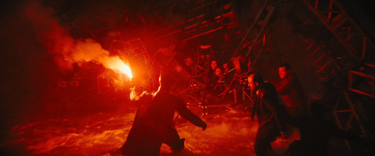 diziplusorginal's tweet photo. Roger Deakins: "The Batman filminde en çok dikkatimi çeken kısım, şehrin sular altında kaldığı ve her tarafın kırmızıya boyandığı sahne oldu. Olağanüstü bir çekimdi." https://t.co/8ZOVfsD7FE