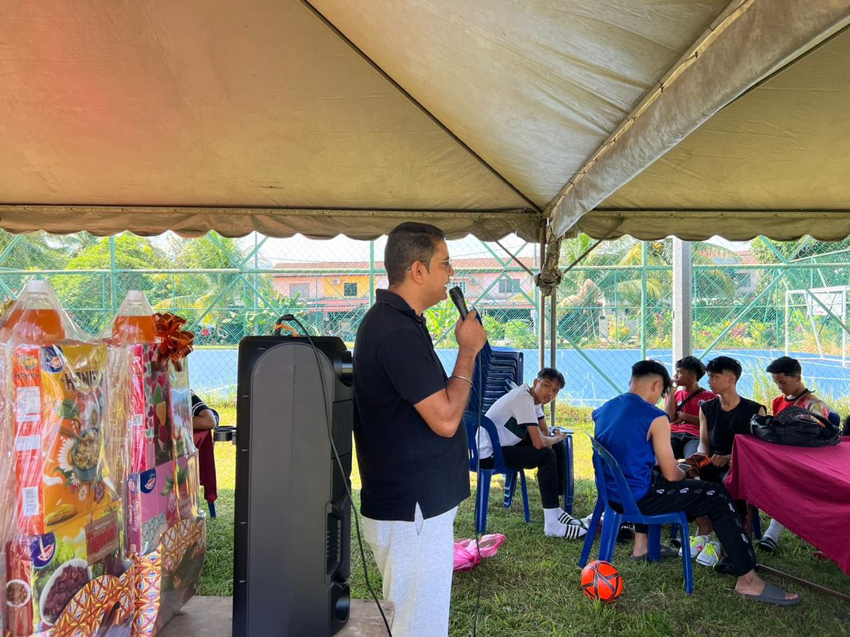 Merasmikan program “Kejohanan Persahabatan Futsal Kuala Kubu Bharu” di gelanggang futsal Taman Tanjak, Kuala Kubu Bharu pada jam 10:00 pagi. 

8 kumpulan yang hadir hari ini telah menunjukkan bakat yang hebat dan sangat padu dalam futsal.

#KualaKubuBharu
#KitaKekalBersama