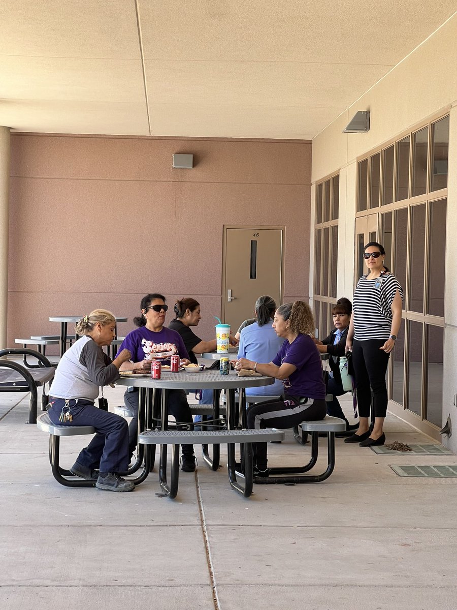 valle_idalia's tweet photo. Grateful to have worked with the Custodian team at Eastlake H.S 💜🧡💘🙏🏼😁! https://t.co/Ih8pQwMpl2