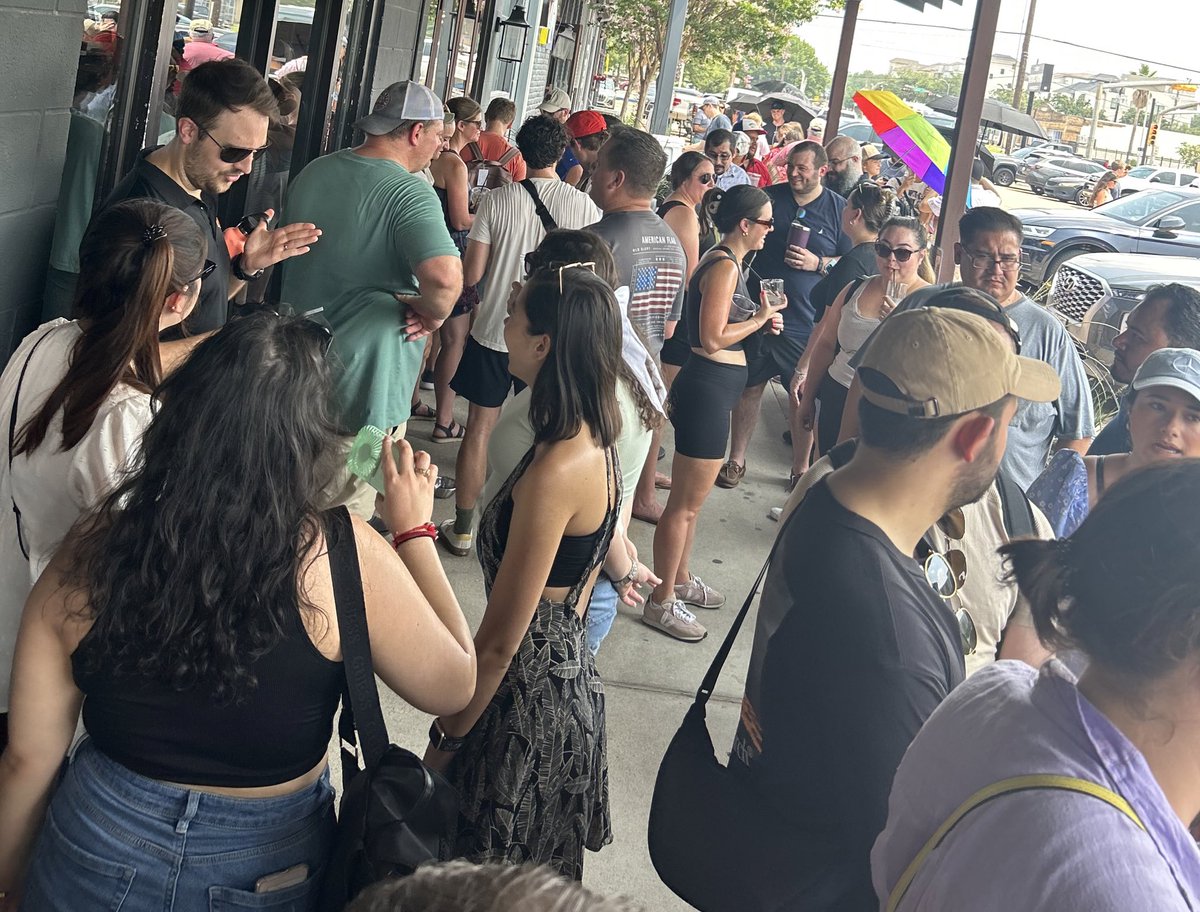 ShernMinKHOU's tweet image. What’s an #excessiveheatwarning when you got a hankering for #BBQ?  Customers line up for an hour OUTSIDE @truthbbq in the Heights, ranked #3 BBQ in #Texas by  @TexasMonthly. #WhatHeatWave?#KHOU11 #ChowOnChow